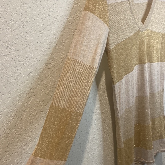 𝅺UNITED Colors of Benetton Gold Tissue Tee - Picture 4 of 10